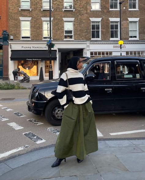 Modest Fashion Ideas, Green Cargo Skirt, Modest Streetwear, Streetwear Skirt, Modest Outfits Muslim, Modest Girly Outfits, Hijabi Fits, Modesty Outfits, Stylish Work Attire