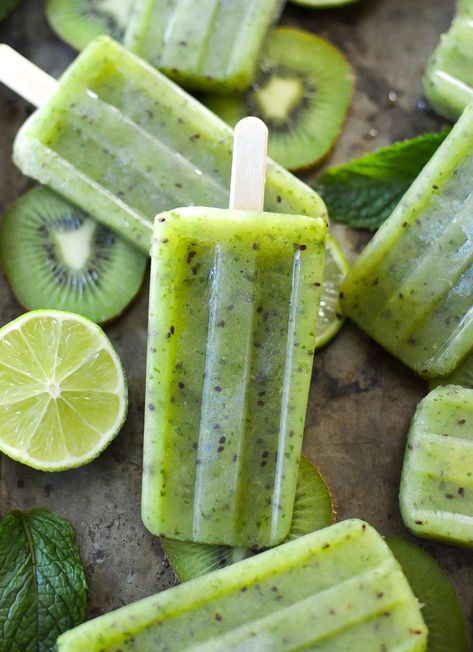 Kiwi Popsicles Recipe, Kiwi Aesthetic, Kiwi Mojito, Kiwi Popsicles, Homemade Fruit Popsicles, Lime Popsicles, Popsicles Recipe, Food Wallpapers, Fruit Popsicles