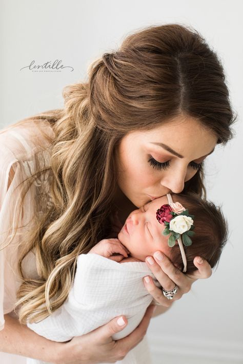 Newborn Family Pictures, Photo Bb, Newborn Photography Outfit, Photography Outfits, Foto Newborn, Baby Fotografie, Newborn Family Photos, Newborn Photography Poses, Newborn Baby Photoshoot