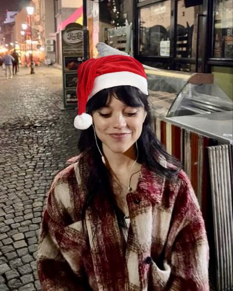 Christmas Jenna Ortega, Jenna Ortega Christmas Pfp, Jenna Ortega Christmas, Jenna Ortega Pfp, Ken Stott, Jena Ortega, Stunt Woman, Baby Cooking, Lynda Carter