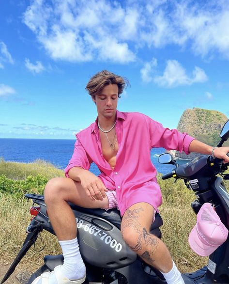 Coachella Party Outfit, Cameron Dallas Shirtless, Pink Pride, Party Outfit Men, Guys Fits, Island Outfit, Aesthetic Outfits Men, Queer Fashion, Cameron Dallas