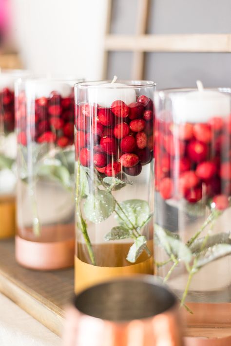 Create this gorgeous Cranberry Holiday Centerpiece using just a few craft supplies and easily transition from Thanksgiving to Christmas. Bougie Diy, Cranberry Centerpiece, Party Centerpieces Diy, Thanksgiving Centerpieces Diy, Cranberry Candles, Edible Centerpieces, Pastas Recipes, Floating Candle Centerpieces, Floating Candle