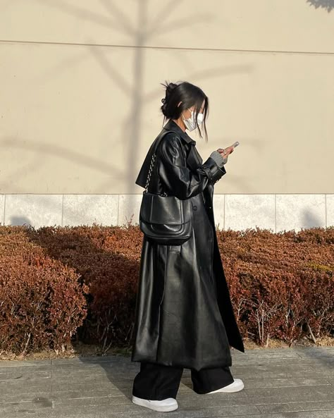 Bookcore Style, Aesthetic Black Outfits Korean, Korean Black Fashion, Acubi Winter Style, Asian Winter Fashion, Minimalist Korean Fashion, Winter Fashion Outfits Casual, Leather Jacket Outfits, Tomboy Style Outfits