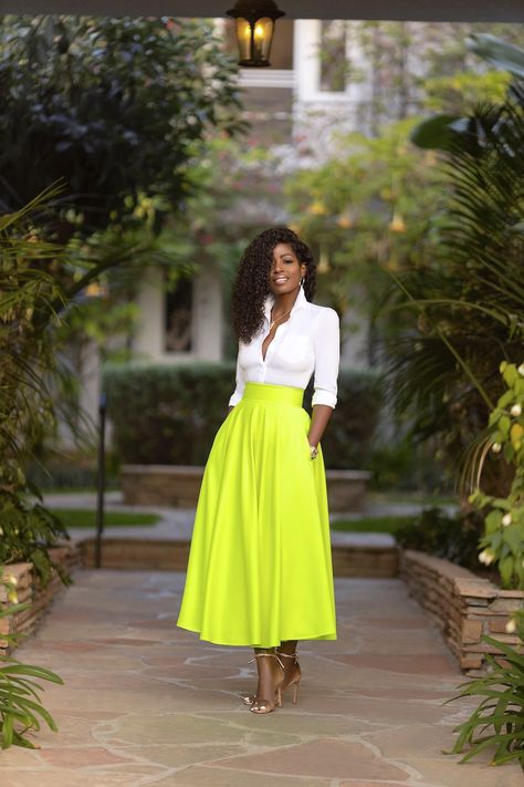 Green Outfits For Women, Goa Outfits, White Lace Dress Short, Outfits Church, Neon Skirt, Midi Outfits, Style Pantry, Neon Outfits, Chic Skirts