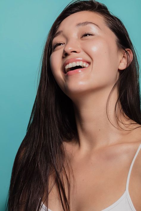 Girl Laughing, Double Cleansing, Makeup Course, Makeup Academy, Boost Collagen Production, Clear Complexion, Background Beautiful, Skin Benefits, Perfect Skin