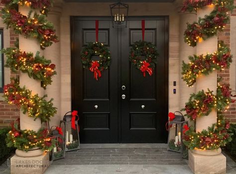 Christmas Decor Double Front Door, Christmas Double Door Decor, Double Door Christmas Decor, Front Entry Decor, Front Door Christmas Decorations, Entry Decor, Double Front Doors, Cute Date Ideas, Christmas Front Doors