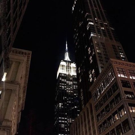 New York Night, Nyc Girl, Nyc Aesthetic, City Lifestyle, Dark City, New York Aesthetic, Classy Aesthetic, Clipuri Video, Dream Lifestyle