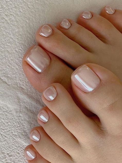 white chrome toe nails Summer Gel Pedicure, Pearl Toe Nails, Toe Nails Inspiration, Chrome Pedicure Toenails, Neutral Pedicure Ideas, Elegant Pedicure, Simple Pedicure, Nails Pies, Wedding Toe Nails