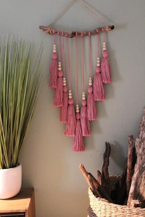 Tassel Wall Hanging, Simpul Makrame, Tassel Wall Hang, Tassel Wall, Yarn Wall Art, Diy Wand, Wall Hanging Diy, Pink Tassel, Macrame Ideas