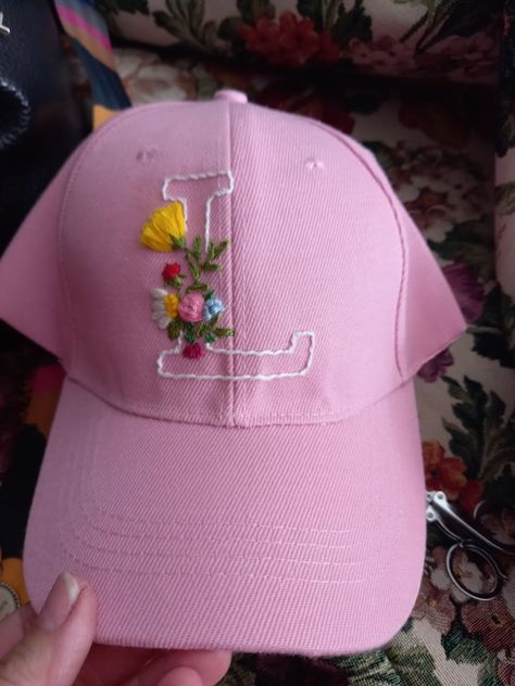 bordado floral Cap Embroidery Ideas, Croshet Hat, Music Notes Wall Art, Hair Bows Diy Ribbon, Bone Bordado, Cap Embroidery, Gold Glitter Background, Pretty Hats, Bows Diy Ribbon