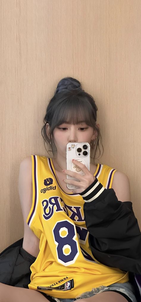 Sakura Lesserafim Wallpaper, Lesserafim Wallpaper, Sakura Wallpaper, Sakura Lesserafim, Purple Day, Kpop Iphone Wallpaper, Sakura Miyawaki, Woman Crush, Blackpink Fashion