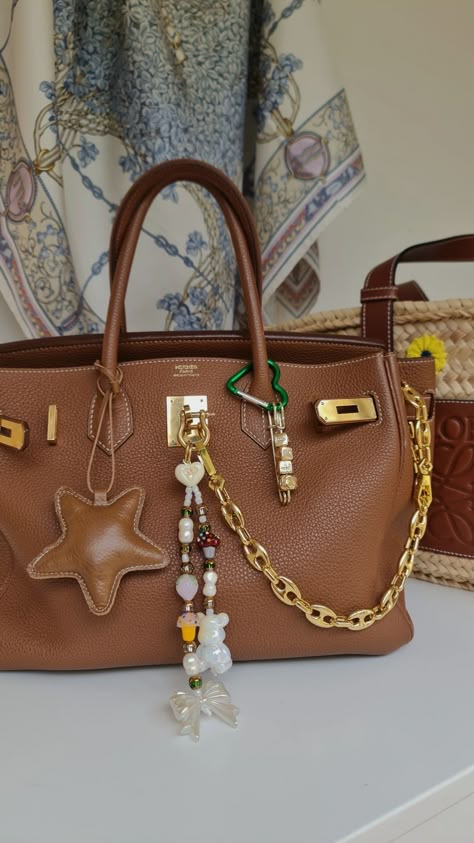 Handbag With Charms, Hermes Bag Charms, Hermes Bag Charm, Bag Charm Trend 2024, Bag Charms Aesthetic, Bag Charms Diy, Diy Bag Charm, Bag With Keychain, Outfit For Autumn