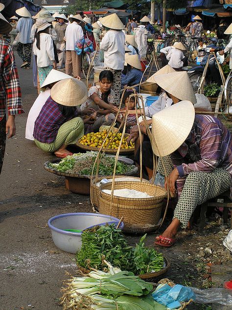 HoiAn busy market day -Vietnam Busy Market, Beautiful Vietnam, Vietnam Backpacking, Vietnam Food, Thailand Food, Hanoi Vietnam, Traditional Market, Outdoor Market, Hoi An