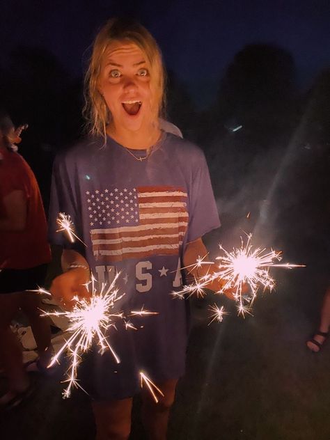 Forth Of July Poses, 4th Of July Photo Inspiration, 4th Of July Poses For Instagram, 4th Of July On The Beach, Aesthetic 4th Of July Pics, Forth Of July Photo Ideas, 4th Of July Astetic Photos, 4th Of July Poses With Friends, 4th Of July Things To Do With Friends