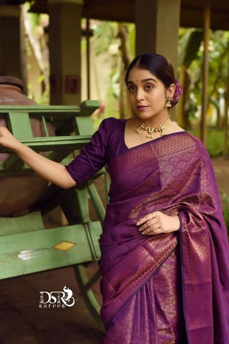 Kerala Saree Blouse Designs, Lichi Silk Saree, Bridal Sarees South Indian, Simple Saree Designs, Purple Saree, Indian Designer Sarees, Simple Sarees, Saree Designs Party Wear, Wedding Saree Indian