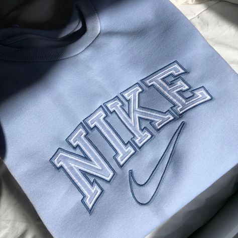 Embroidered Nike Crew, Nike Air Pullover, Blue Sweatshirt Nike, Nike Sweatshirts Embroidery, Diy Nike Shirt, Nike Sweatshirts Aesthetic, Cute Nike Sweatshirts, Nike Clothes Aesthetic, Nike Embroidery Sweatshirt