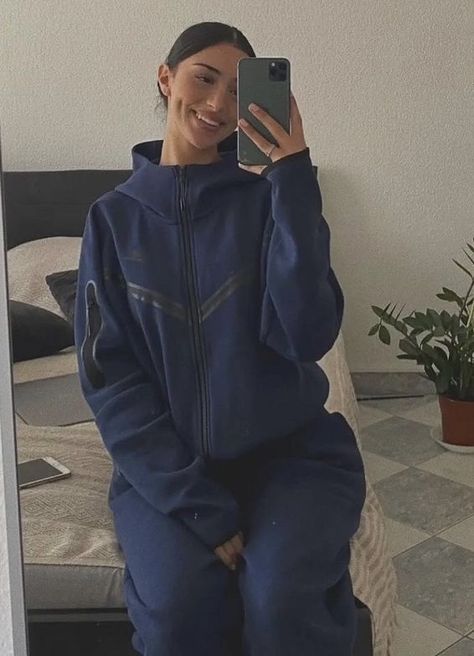 Nike Tracksuit Outfit Women, Fleece Outfit Women, Navy Tech Fleece, Tracksuit Outfit Women Street Styles, Nike Tech Fit, Tracksuit Aesthetic, Tracksuit Outfit Women, Nike Hoodie Outfit, Nike Azul