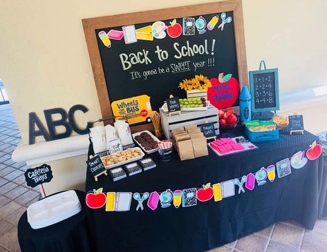 Teacher Graduation Party, Back To School Party Ideas, Back To School Displays, School Party Ideas, Teacher Party, Back To School Breakfast, School Pto, School Breakfast, School Boxes