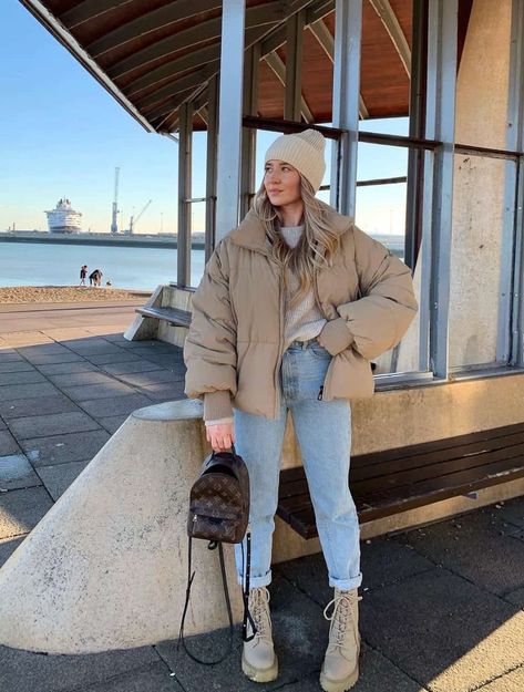 Winter Outfits Baddie, Baddie Winter Outfits, Beige Puffer Jacket, Fashion Trends Magazine, Puffer Outfit, Beige Puffer, Outfits Baddie, Puffer Jacket Outfit, Outfit Zara