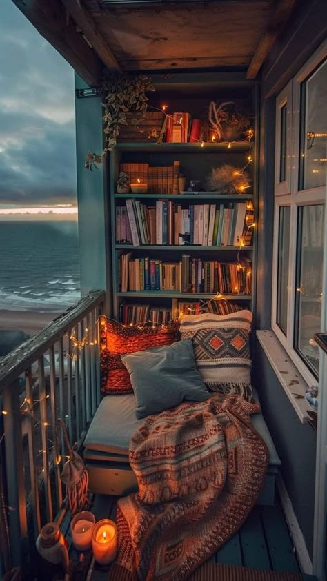 Balcony Bookshelf Ideas, Hygge Bookshelf, Cozy Library Room Ideas, Cosy Library, Vintage Bookshelves, Cosy Balcony, Reading Place, Dream Home Library, Cozy Home Library