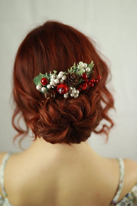 Christmas Wedding Hair, Christmas Wedding Flowers, Christmas Wedding Inspiration, Winter Wedding Hair, Wedding Hairstyles Bridesmaid, Bridal Wreath, Tiny Wedding, Wedding Hairstyles Bride, Fall Fest