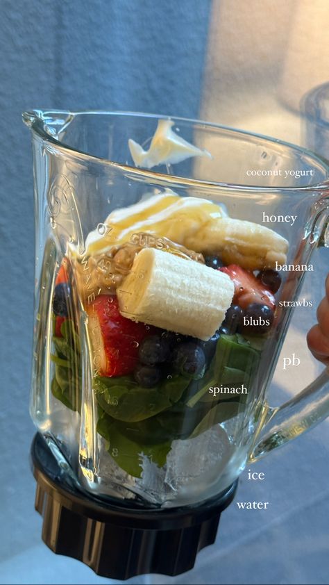 Summer smoothie spinach ice water banana pb coconut yogurt blueberries strawberries banana honey Vegetable Smoothie Recipes Healthy, Fruit And Veggie Smoothies, Protien Smoothies Recipes, Smoothies At Home, Smoothie Aesthetic, Vegetable Smoothie Recipes, Smoothies Healthy, Blender Smoothie, Healthy Fruit Smoothies