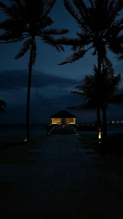 Beach House At Night, Night Beach Wallpaper, Beach House Night, Beach At Night Aesthetic, Island At Night, Nighttime Beach, Venezuela Beaches, Midnight Beach, Island Night