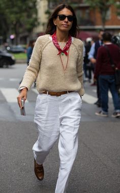 Bandana Fall Outfit, White Jeans Outfit Street Style, Gucci Loafers Street Style, Sweater As Scarf, Street Style Loafers, Style With Scarf Fashion, Bandana Street Style, Neck Scarf Styling, Bandana Neck Outfit