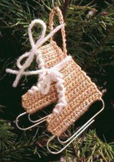 Julkransar Diy, Ice Skate Ornaments, Knit Christmas Ornaments, Crochet Ornament Patterns, Crochet Xmas, Crochet Christmas Decorations, Crochet Ornaments, Ice Skate, Holiday Crochet