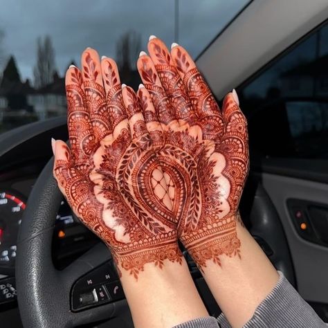 Wrist bridal palms 🌺 Inspo @adibashenna.art @leedsmehndi - - #henna #hennadesign #hennaart #mehndidesign #mehndiartist #hennaartist #hennainspo #mehndiinspo #bridalmehndi #bridalhenna Palm Bridal Henna, Palm Designs Mehndi, Henna In Palm, Palm Henna Design, Palm Mendhi, Modern Henna Designs Palm, Henna Designs Palm, Palm Henna, Henna Palm