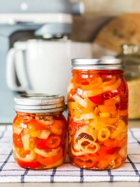 Pickle Banana Peppers Recipe, Recipes With Banana Peppers, Pickled Hot Peppers, Hot Banana Peppers, Pickled Beets Recipe, Food Substitutions Healthy, Pickled Banana Peppers, Pickled Peppers, Healty Dinner