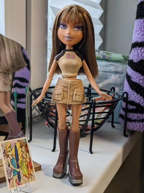 Bratz Casual Outfits, Bratz Theme Outfit, Yasmin Bratz Aesthetic Outfits, Yasmin Bratz Outfit, Bratz Dolls Outfits In Real Life, Yasmin Bratz Doll, Bratz Doll Fashion, Bratz Aesthetic Outfit, Bratz Boots