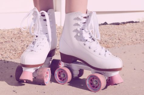 50s Aesthetic, Tori Vega, Roller Skate Shoes, 80s Aesthetic, Vintage Americana, Cat Valentine, Trailer Park, Roller Skate, Jolie Photo