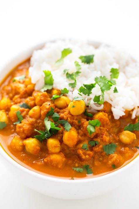 Chana masala is an Indian dish made with chickpeas (chana) and garam masala. This 30-minute recipe is so simple, tasty and also oil-free. Protein Vegetarian Meals, High Protein Vegetarian Meals, Vegan Chana Masala, Low Fat High Protein, High Protein Vegetarian, Low Fat Vegan Recipes, Indian Vegan, Protein Vegetarian, High Protein Vegetarian Recipes