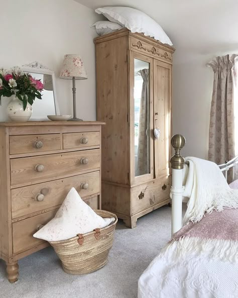 Small Cottage Interiors, Cottage Style Bedrooms, Country Cottage Bedroom, Cottage Style Bedroom, Cottage House Interior, Country Cottage Interiors, Casa Country, Country House Interior, Country Cottage Decor