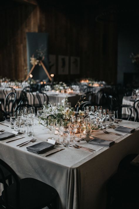 Burgundy And Grey Wedding, Grey Wedding Decor, Grey Wedding Theme, Charcoal Wedding, Creative Wedding Centerpieces, Grey Tablecloths, Black Wedding Decorations, Modern Wedding Reception, Elegant Modern Wedding