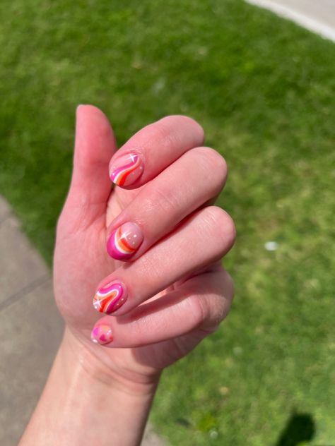 Lesbian Pride Nails Designs Simple, Lesbian Nails Design Short, Lesbian Short Nails, Queer Nails Short, Lesbian Nails Design Subtle, Pride Nails Lesbian Flag, Lesbian Pride Nails Designs, Lesbian Flag Nails Design, Lesbian Acrylics