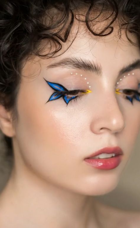 Graphic Eye Makeup Looks, Butterfly Graphic Liner, Wings Eye Makeup, Art Makeup Looks, Colorful Graphic Liner, Flower Eyeliner, Butterfly Eye Makeup, Butterfly Eyeliner, Best Makeup Looks