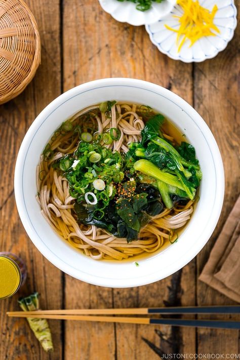 Japanese Vegetarian Recipes, Soba Noodle Soup, Soba Noodles Soup, Vegetarian Japanese, Soba Noodles Recipe, Asian Soups, Soup Video, Asian Noodle Dishes, Wakame Seaweed