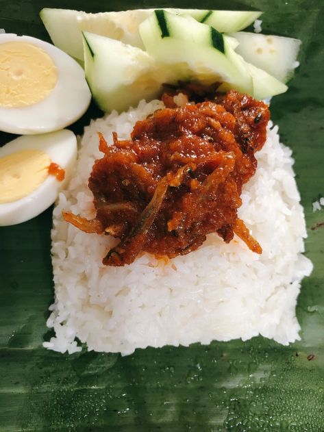 Ikan Bilis Sambal, Sambal Nasi Lemak, Sambal Sauce Recipe, Nasi Lemak Bungkus, Malaysian Food Desserts, Afghan Recipes, Malay Recipes, Anchovy Recipes, Sambal Recipe