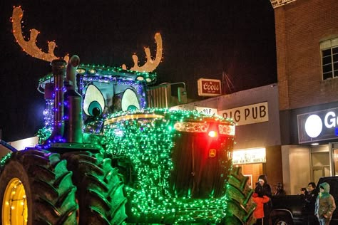 Tractor Float Parade, Tractor With Christmas Lights, Tractor Christmas Lights, Christmas Light Parade Ideas, Christmas Lights On Tractor, Tractor Decorated For Christmas, Christmas Tractor Decorations, Ffa Christmas Float, Ffa Parade Float Ideas