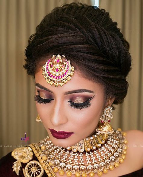 If you are going to be a #bride soon and already know what you'll be wearing on your functions, then the next step is getting the perfect #wedding #makeup. Here are some #Indian #bridal makeup images to help you pick what you want. How To Bun, Juda Hairstyle, Hairstyles Juda, Hairstyle Indian, Egyptian Makeup, Bridal Hairstyle Indian Wedding, Indian Wedding Makeup, Indian Bride Makeup, Marathi Wedding