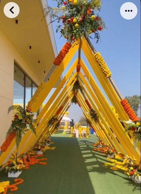 Haldi Entrance Decoration Ideas, Haldi Entrance Decor, Mehendi Decoration Ideas, Haldi Function Decoration, Reception Decoration Ideas, Haldi Decoration Ideas, Haldi Ceremony Decorations, Haldi Decoration, Small Wedding Decor