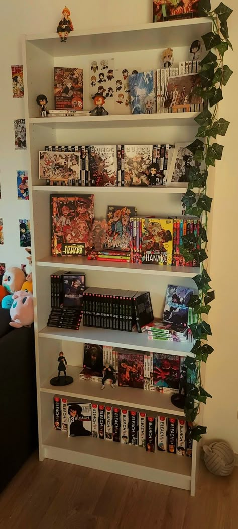 Shelf Ideas Aesthetic, Manga Shelf Ideas, Manga Shelf, Anime Bedroom Ideas, Small Game Rooms, Otaku Room, Anime Decor, Anime Room, Japan Aesthetic