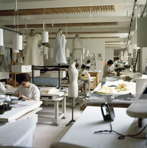 News Photo : Atelier de couture chez Courrèges, circa 1960 à... Atelier Interior, Design Studio Workspace, Fashion Dream Job, Sewing Factory, Fashion Designer Studio, Sewing Room Design, Clothing Studio, Sewing Studio, Studio Space