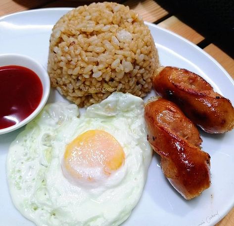 Longsilog (Fried rice, egg & longganisa) Fried Rice Egg, Longsilog, Silog Meals, Rice With Egg, Rice Egg, Egg Rice, Garlic Fried Rice, Garlic Fries, Russian Recipes