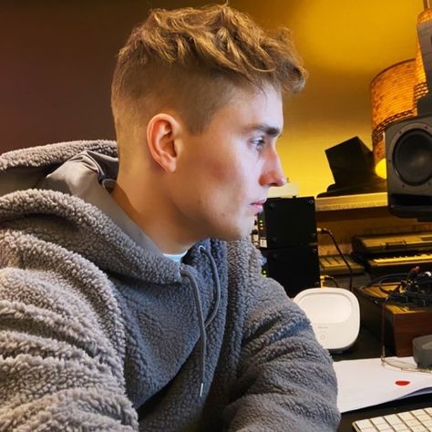 Energy Aesthetic, Sam Fender, Fender Bender, Best Hug, Love Sam, I Love Music, Music Stuff, Celebrity Crush, Home Ideas