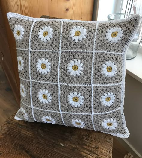 Diy Crochet Pillow, Functional Crochet, Pillow Cover Crochet Pattern, Crochet Pillow Patterns Free, Motifs Granny Square, Crochet Pillow Cases, Crochet Cushion Pattern, Cushion Cover Pattern, Pillow Covers Pattern