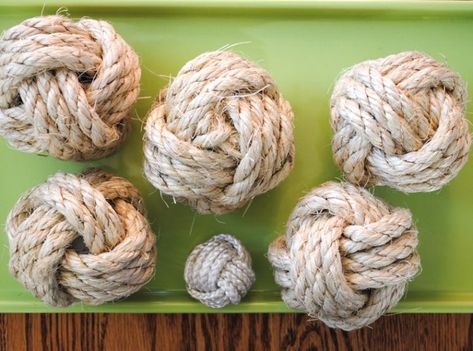 Decorator Rope Balls Monkey Knot, Monkey Fist Knot, Diy Wooden Crate, Twine Crafts, Beach Inspired Decor, Basket Wreath, Nautical Diy, Rope Projects, Nautical Wreath