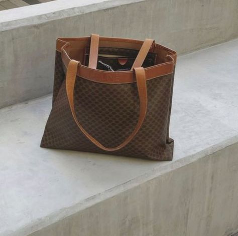 SOURCED BY LES FRECKLES op Instagram: "Vintage Celine Tote Bag | DM to secure yours." Celine Tote Bag, Celine Tote, Vintage Celine, Bvlgari Bags, Celine Bag, Replica Handbags, Hermes Bag, Images Gif, Vintage Bags